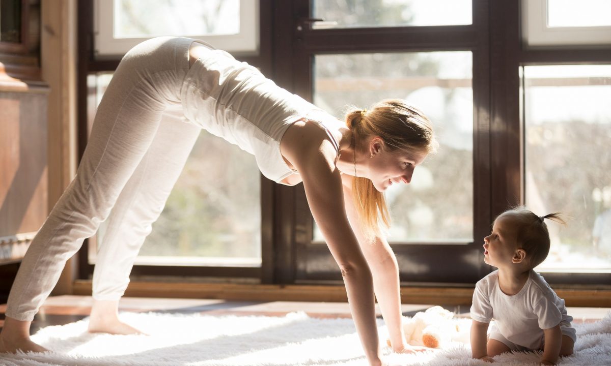 Εύκολη γυμναστική στο σπίτι για μαμάδες που δεν προλαβαίνουν ούτε καφέ να πιουν