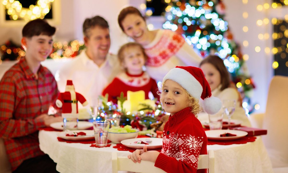 Παιδιά και φαγητό στις γιορτές: Πώς να αποφύγετε τις τοξικές συζητήσεις για δίαιτες