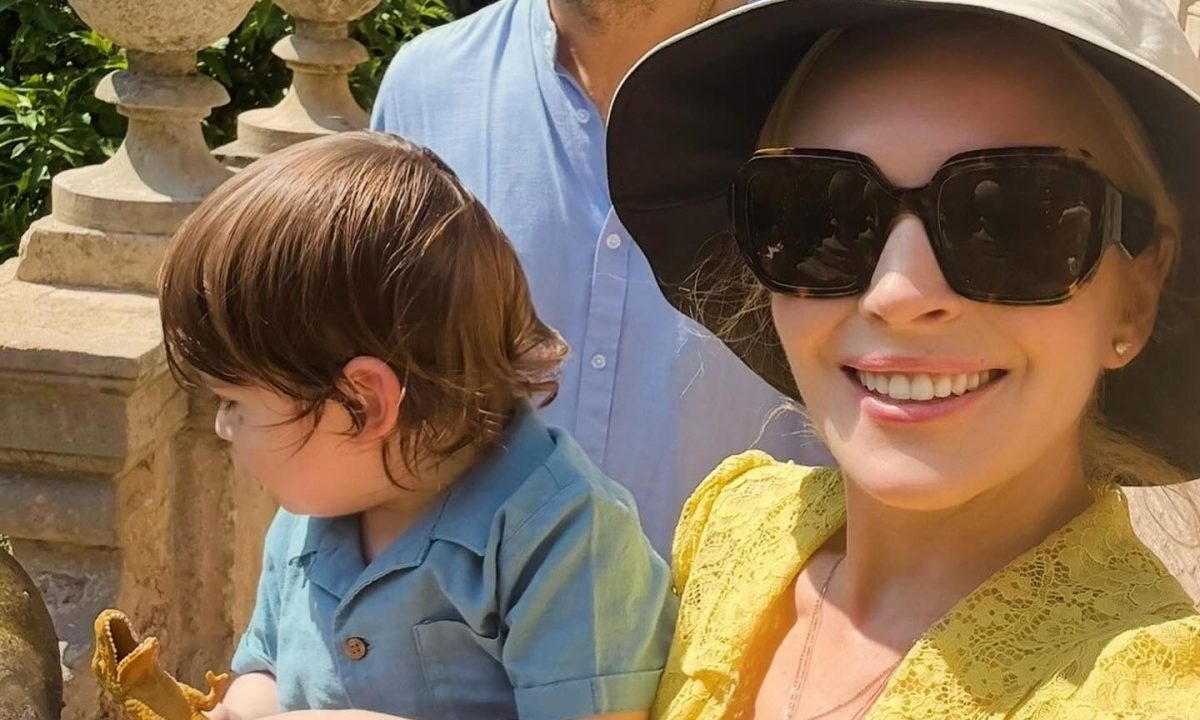 Οι νέες φωτογραφίες της Lindsay Lohan δείχνουν το κοινό πάθος που έχει με τον γιο της