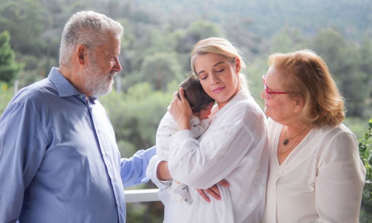 Τζένη Θεωνά: Οι τρυφερές φωτογραφίες με τον νεογέννητο γιο της και τους γονείς της