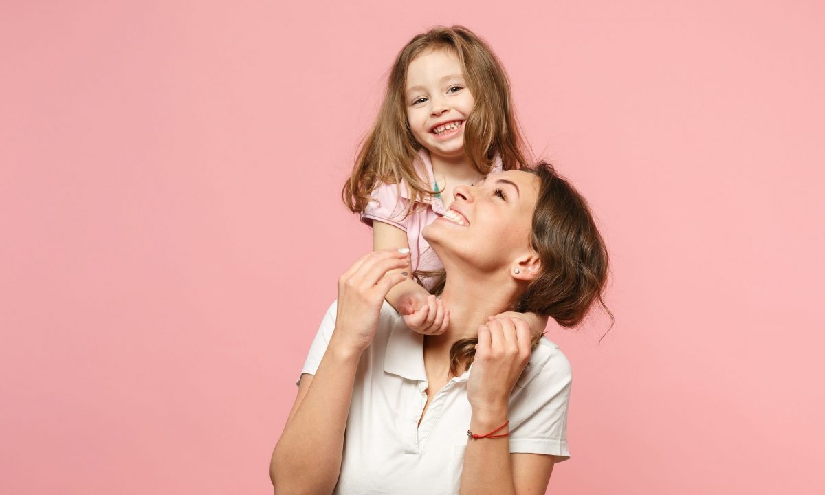 Γιατί όλο και περισσότερα παιδιά λέγονται «Velcro kids»; Τι σημαίνει αυτό;