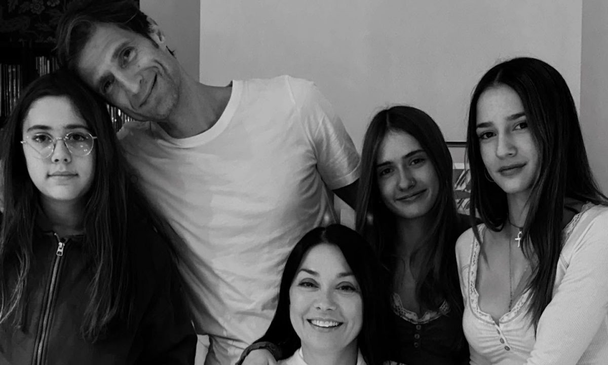 Νάντια Γιαννακοπούλου: Γενέθλια με καθυστέρηση - Η φωτογραφία με τις τρεις κόρες και τον σύζυγό της