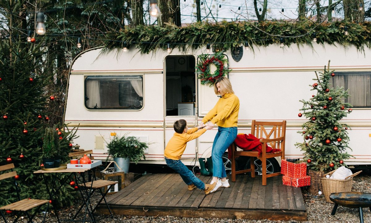 Μαμάδες: Πώς διαχειρίζονται το ψυχικό βάρος των γιορτών