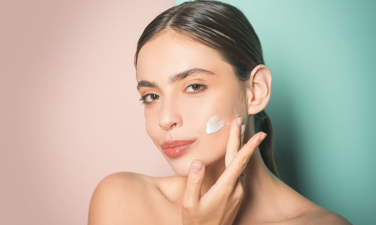 Πώς να ανανεώσετε πρόσωπο και λαιμό με τις σωστές αντιγηραντικές κρέμες προσώπου