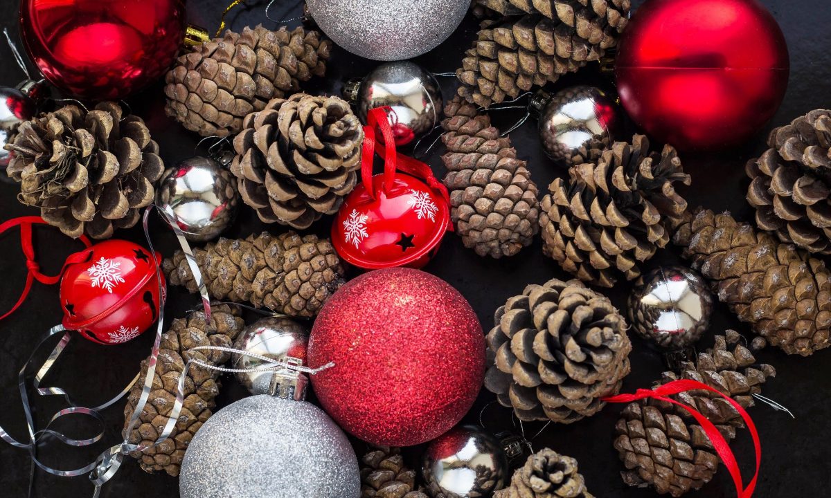 Χριστουγεννιάτικη διακόσμηση με κουκουνάρια: 17 ιδέες για ζεστή γιορτινή ατμόσφαιρα