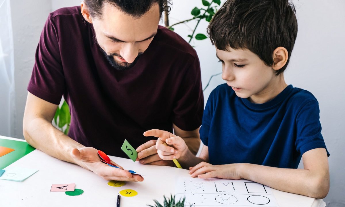 Πατέρας αυτιστικού παιδιού εξηγεί πώς οι γιορτές μπορούν να γίνουν πιο εύκολες για όλους