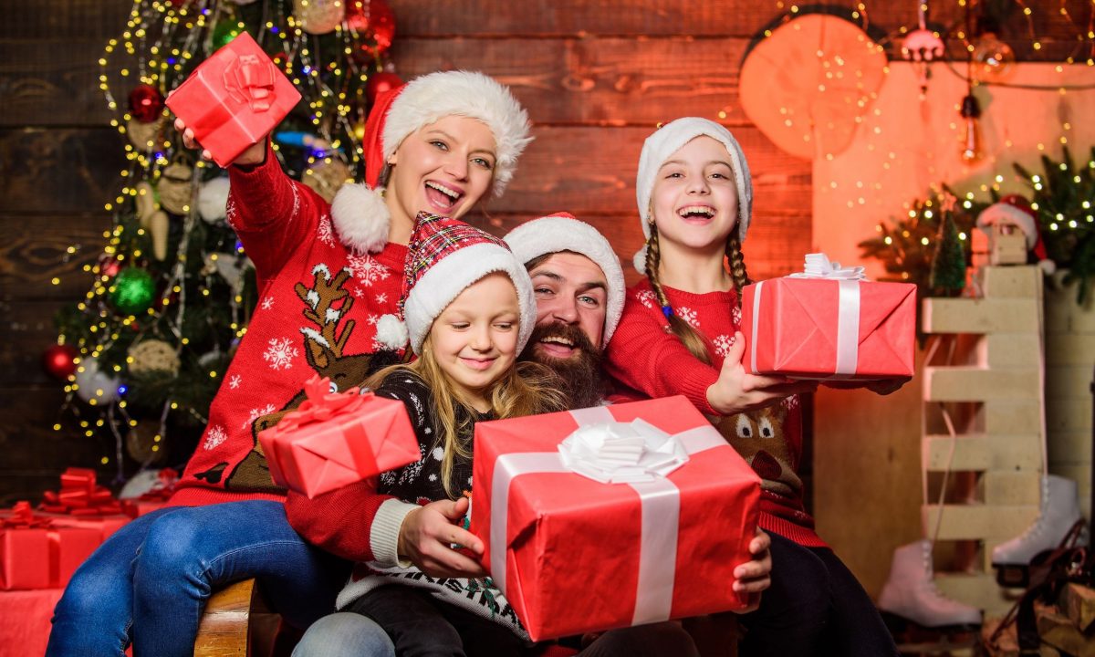 Χριστούγεννα χωρίς δώρα για τα παιδιά; Γονείς εξηγούν γιατί στηρίζουν το «no-gift» μοντέλο