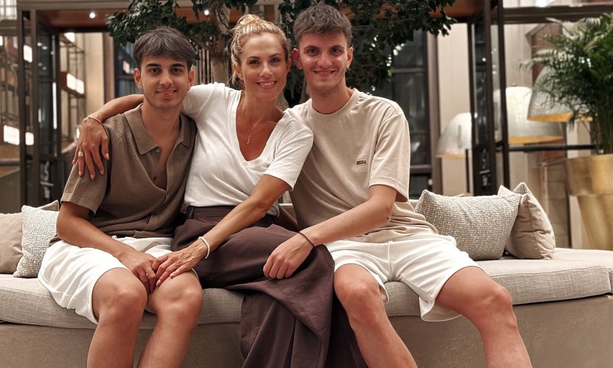 Σε mode Ελληνίδα μάνα:Η Ντορέττα Παπαδημητρίου στο αεροδρόμιο περιμένει το παιδί της για τις γιορτές