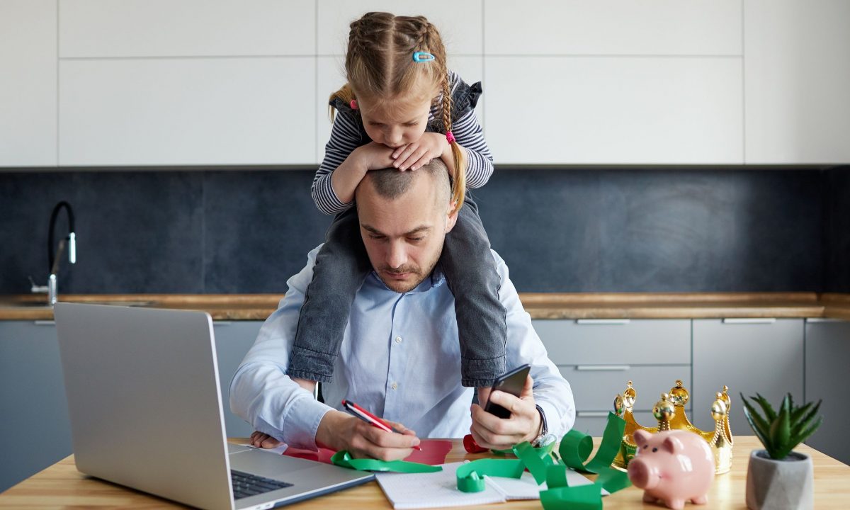 Το αόρατο φορτίο που κουβαλούν πολλοί μπαμπάδες