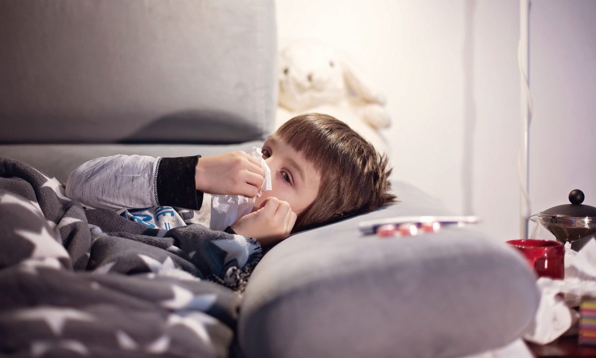 Τα απαραίτητα για το κρυολόγημα και τη γρίπη στα παιδιά που πρέπει να έχει μια μαμά στο σπίτι