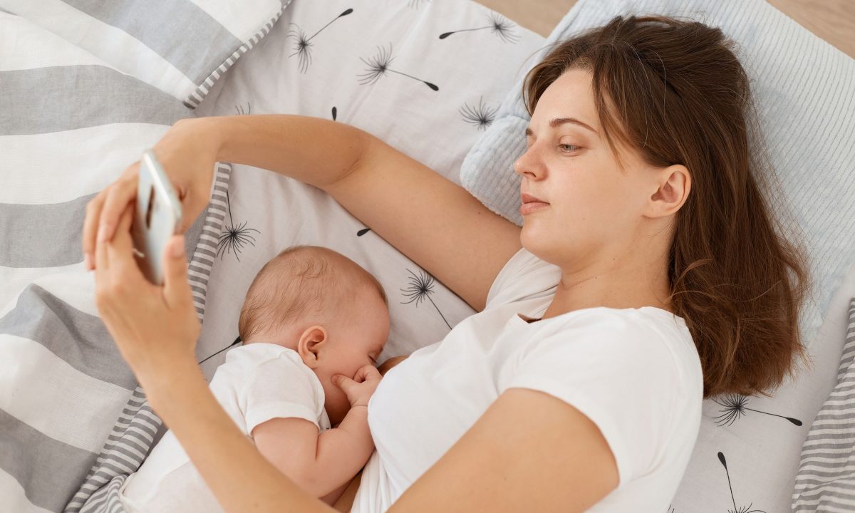 Μπορείς να χρησιμοποιείς το κινητό ενώ θηλάζεις; Τι υποστηρίζουν οι ειδικοί