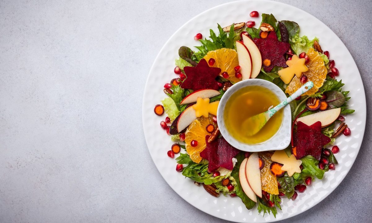 Γιορτινή σαλάτα με παντζάρι, μήλο, πορτοκάλι και σάλτσα μέλι-μουστάρδα