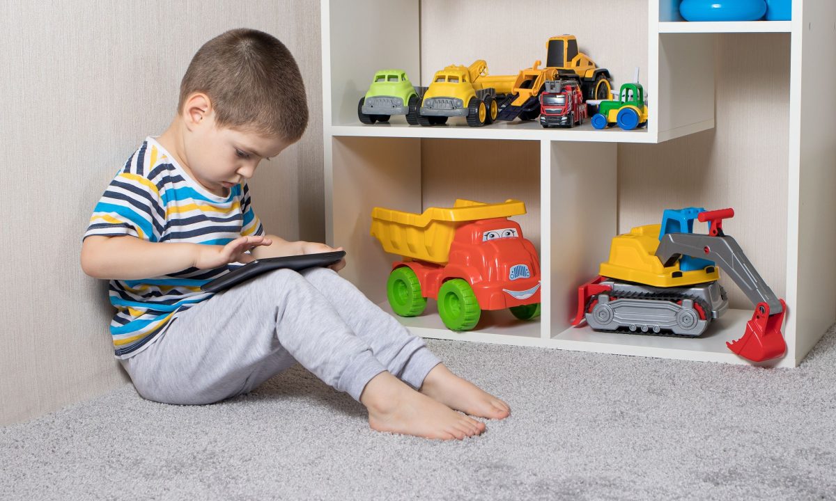 Η πρώιμη έκθεση σε οθόνες συνδέεται με άγχος και αργές αποφάσεις στην εφηβεία