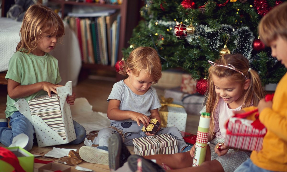 Μην αγχώνεσαι αν τα παιδιά σου αγνοούν τα νέα τους δώρα – Είναι φυσιολογικό
