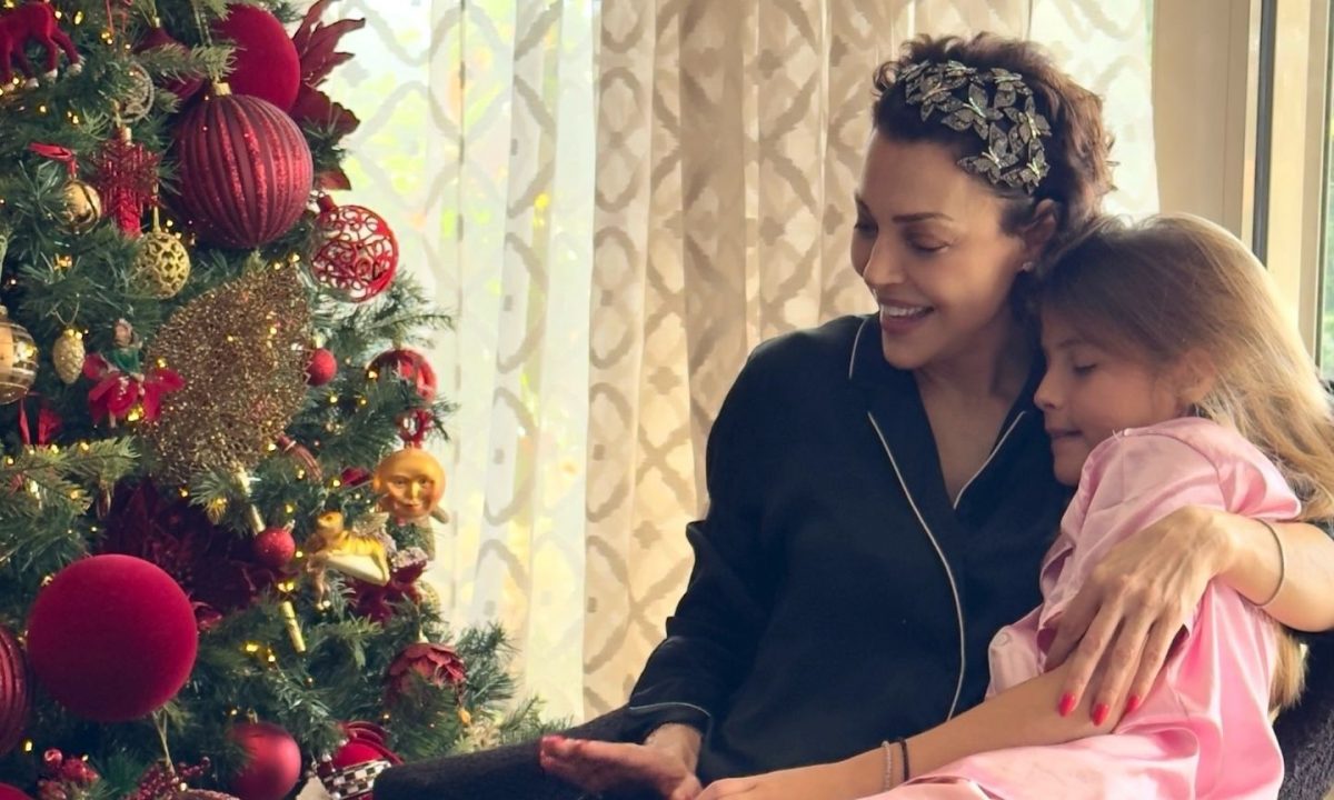 Σίσσυ Φειδά: Οι τρυφερές φωτογραφίες με την κόρη της κάτω από το χριστουγεννιάτικο δέντρο