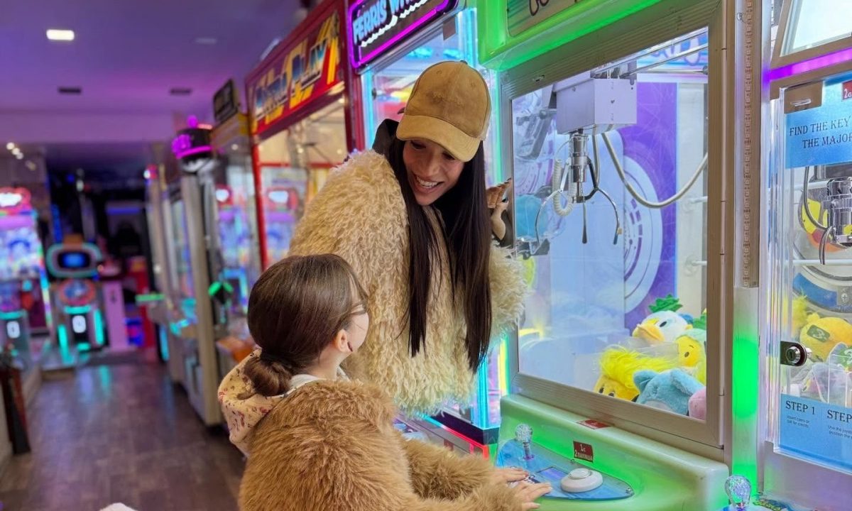 Η Ήβη Αδάμου και η κόρη της διασκεδάζουν μαζί παίζοντας arcade παιχνίδια