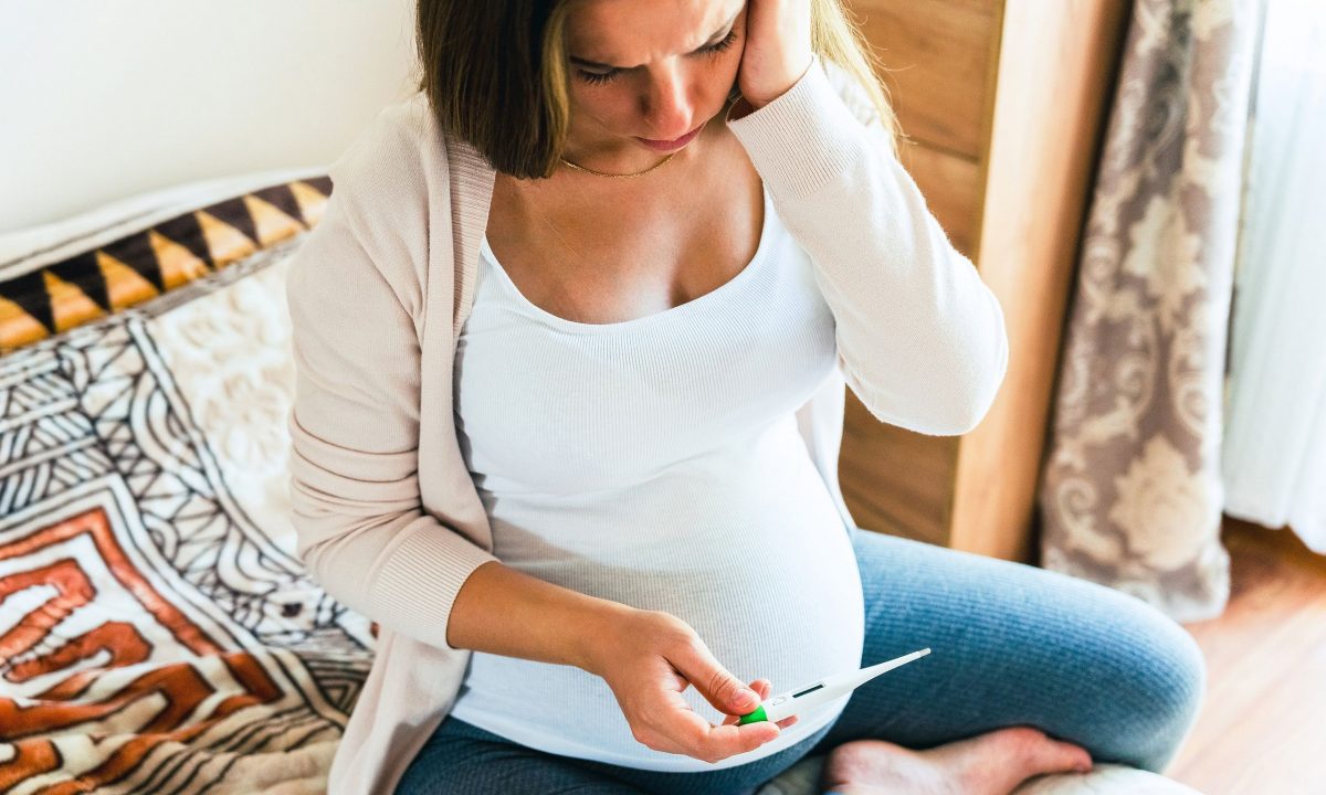 Πυρετός στην εγκυμοσύνη: Τι πρέπει να γνωρίζουν οι μέλλουσες μαμάδες, σύμφωνα με ειδικό