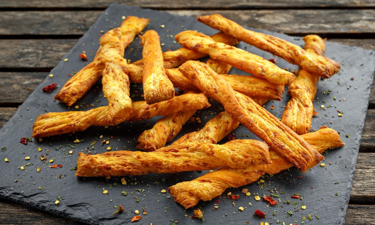 Τραγανά κριτσίνια σφολιάτας με τυρί - Έτοιμα σε 30 λεπτά