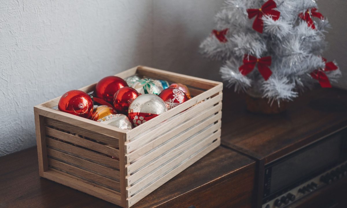 5 έξυπνοι τρόποι για να ξεστολίσετε το σπίτι σας χωρίς άγχος