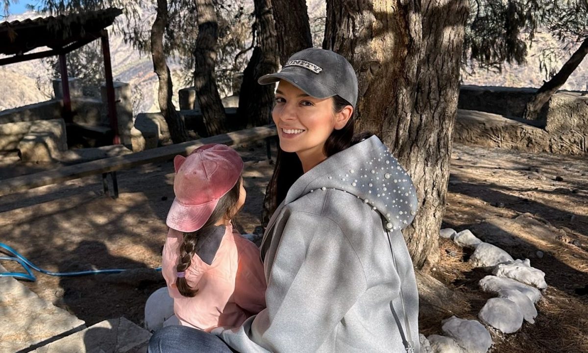 Νικολέττα Ράλλη: Μάζεψε ελιές στο χωριό παρέα με την κόρη της