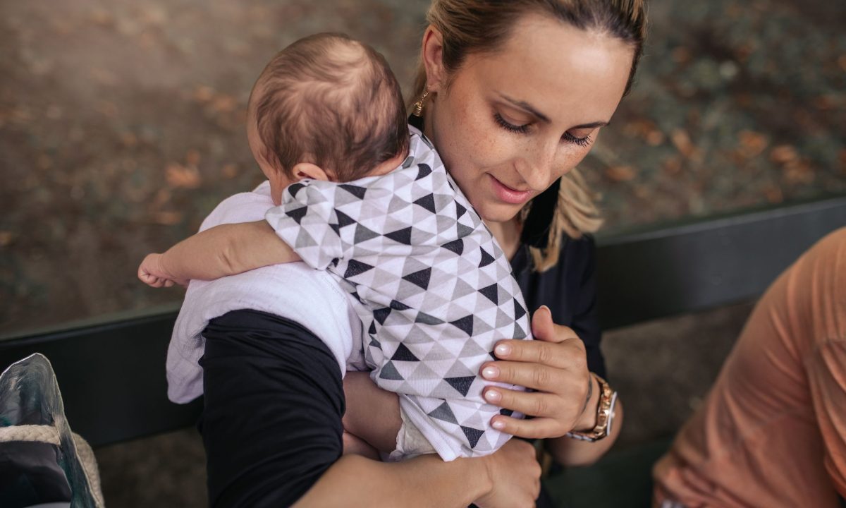 Πώς να βοηθήσετε το μωρό σας να ρευτεί μετά το τάισμα