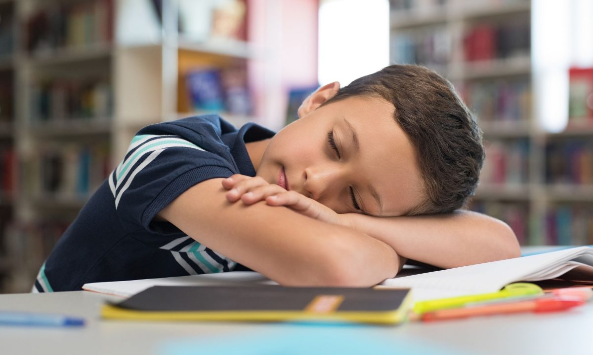 Γιατί το παιδί σας νυστάζει στο σχολείο και πώς να το βοηθήσετε
