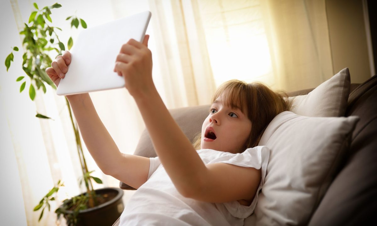 Τα παιδιά εκτίθενται σε επιβλαβές περιεχόμενο που ο εγκέφαλός τους δεν είναι έτοιμος να διαχειριστεί