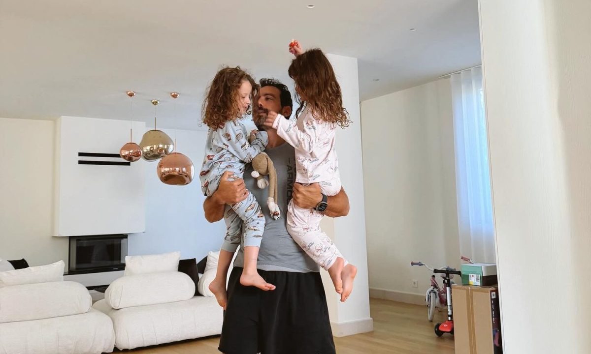 Σάκης Τανιμανίδης: Οι κόρες του φτιάχνουν παζλ με την Χριστίνα Μπόμπα στο πάτωμα