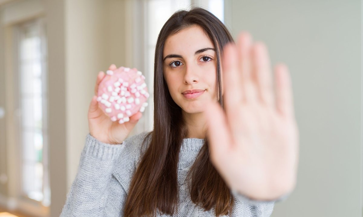 Κόβοντας τη ζάχαρη: Τι πρέπει να ξέρετε πριν αλλάξετε τη διατροφή σας