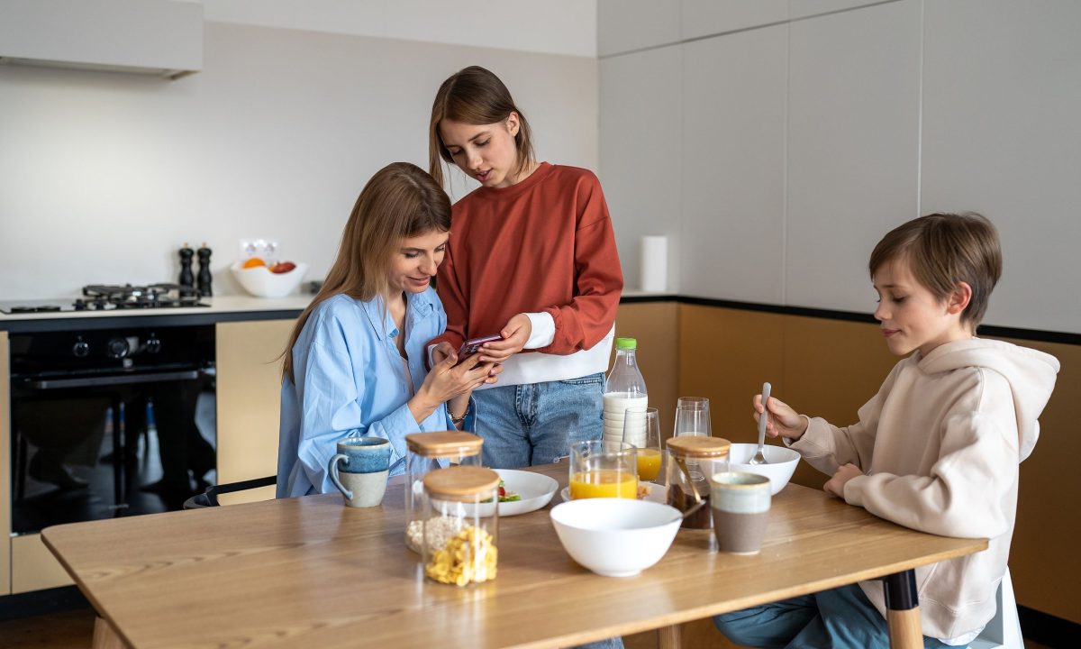 Τι βλέπουν οι έφηβοι στο διαδίκτυο και πώς μπορούν οι γονείς να τους καθοδηγήσουν;