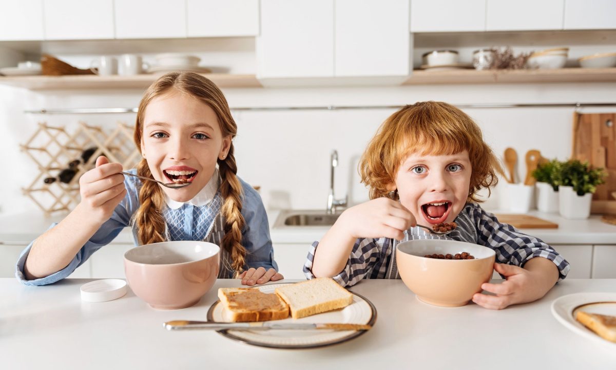 Η νέα διατροφική πυραμίδα διχάζει: Τι λένε οι ειδικοί για τα παιδιά