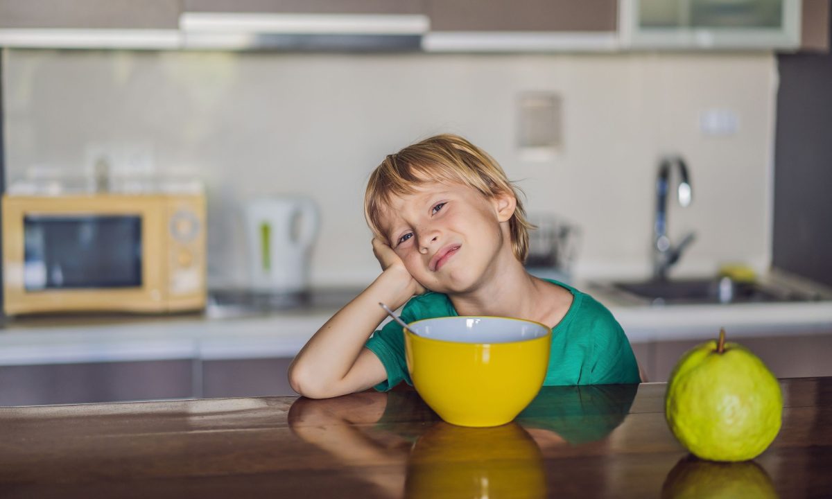 Το παιδί σου αρνείται το φαγητό; Μην του μαγειρεύεις κάτι άλλο, λένε οι ειδικοί