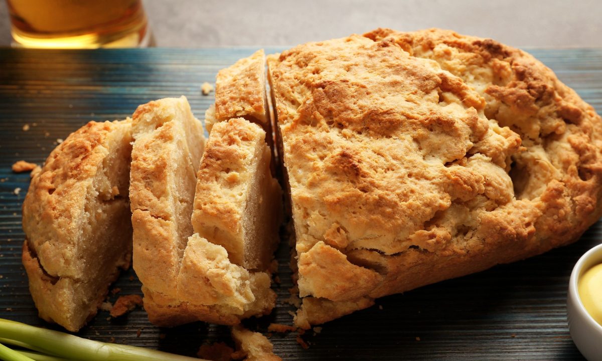 Ψωμί με μπίρα και τυρί cheddar: Το απόλυτο comfort food για την οικογένεια