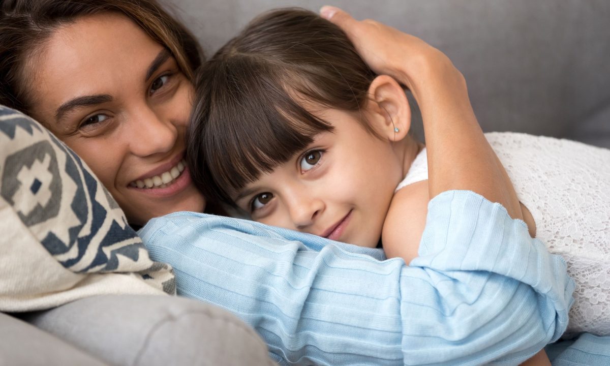 Στην πιο δύσκολη στιγμή του παιδιού σας, η αγκαλιά είναι λύση
