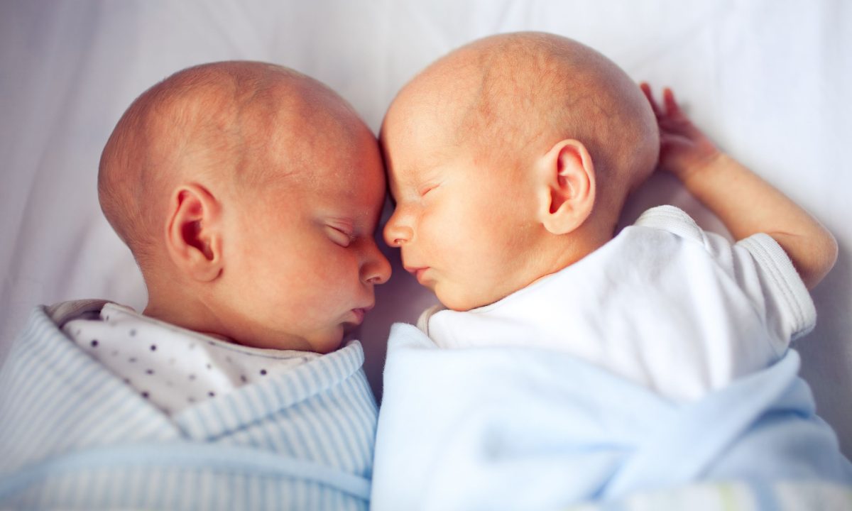 Έχω δίδυμα - Nα τα κοιμίζω στο ίδιο κρεβάτι ή όχι;