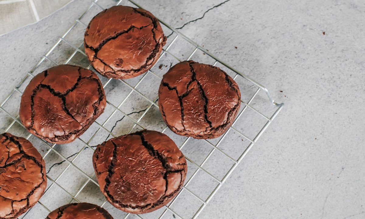 Συνταγή για να φτιάξετε brownie cookies με 6 υλικά - χωρίς αλεύρι