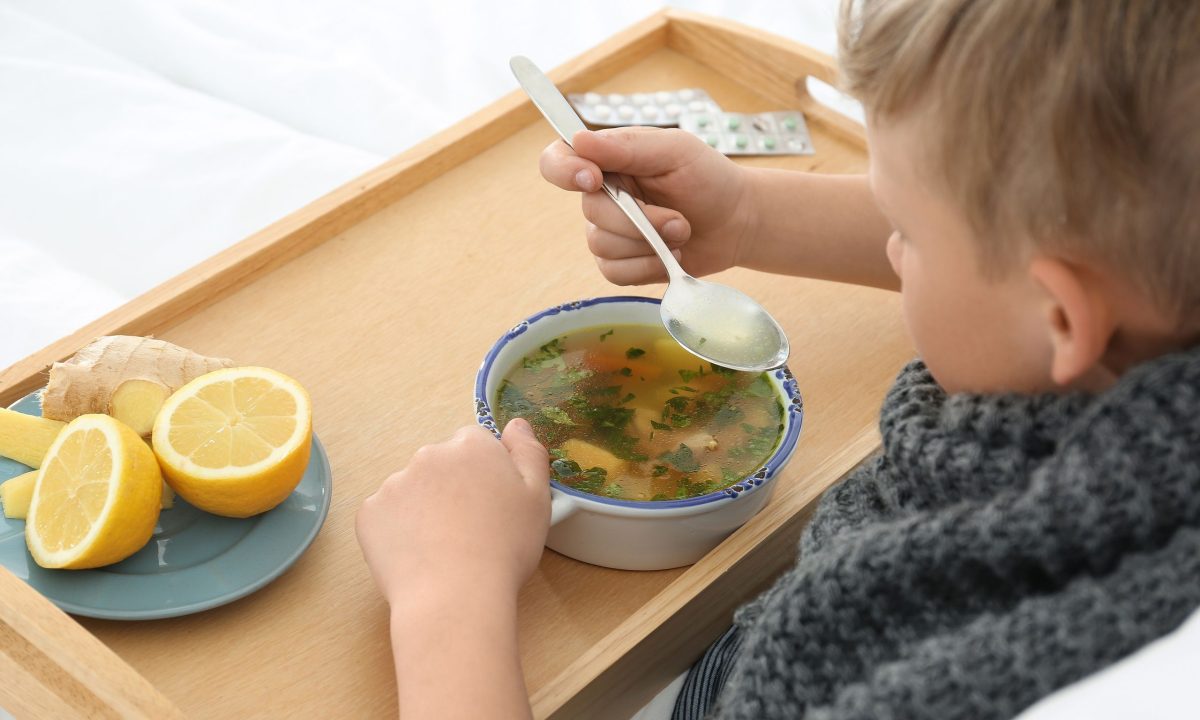 Ποιες τροφές βοηθούν πραγματικά τα παιδιά να νιώσουν καλύτερα όταν είναι άρρωστα;
