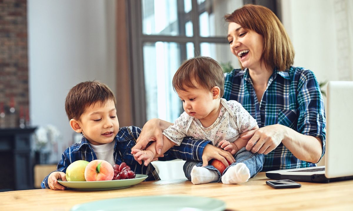 Σύγχρονη γονεϊκότητα: Πώς θα μεγαλώσετε ανθεκτικά παιδιά και όχι ανασφαλή