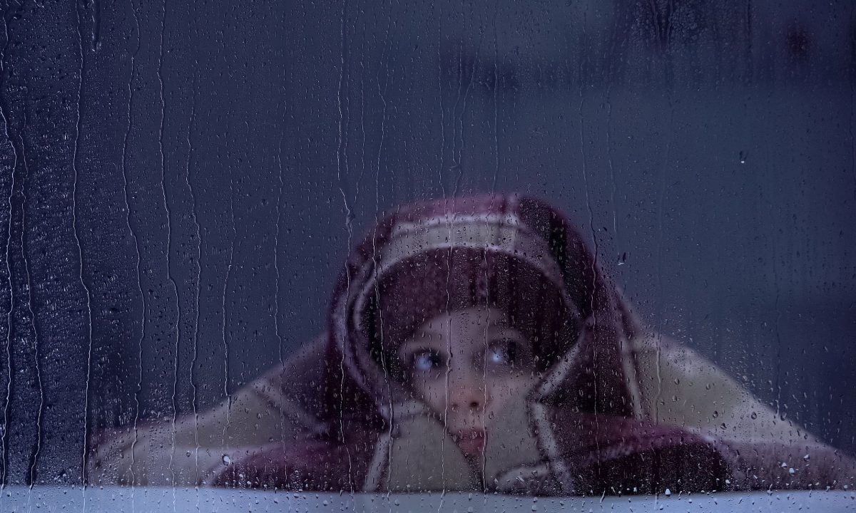 Πώς να βοηθήσετε το παιδί σας να αντιμετωπίσει το άγχος από τις καταιγίδες