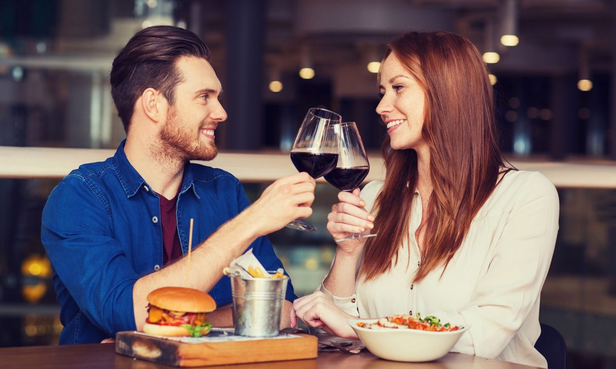 Κάντε τα ραντεβού εβδομαδιαία συνήθεια: 5 ιδέες για να κρατήσετε τον γάμο σας «ζωντανό»