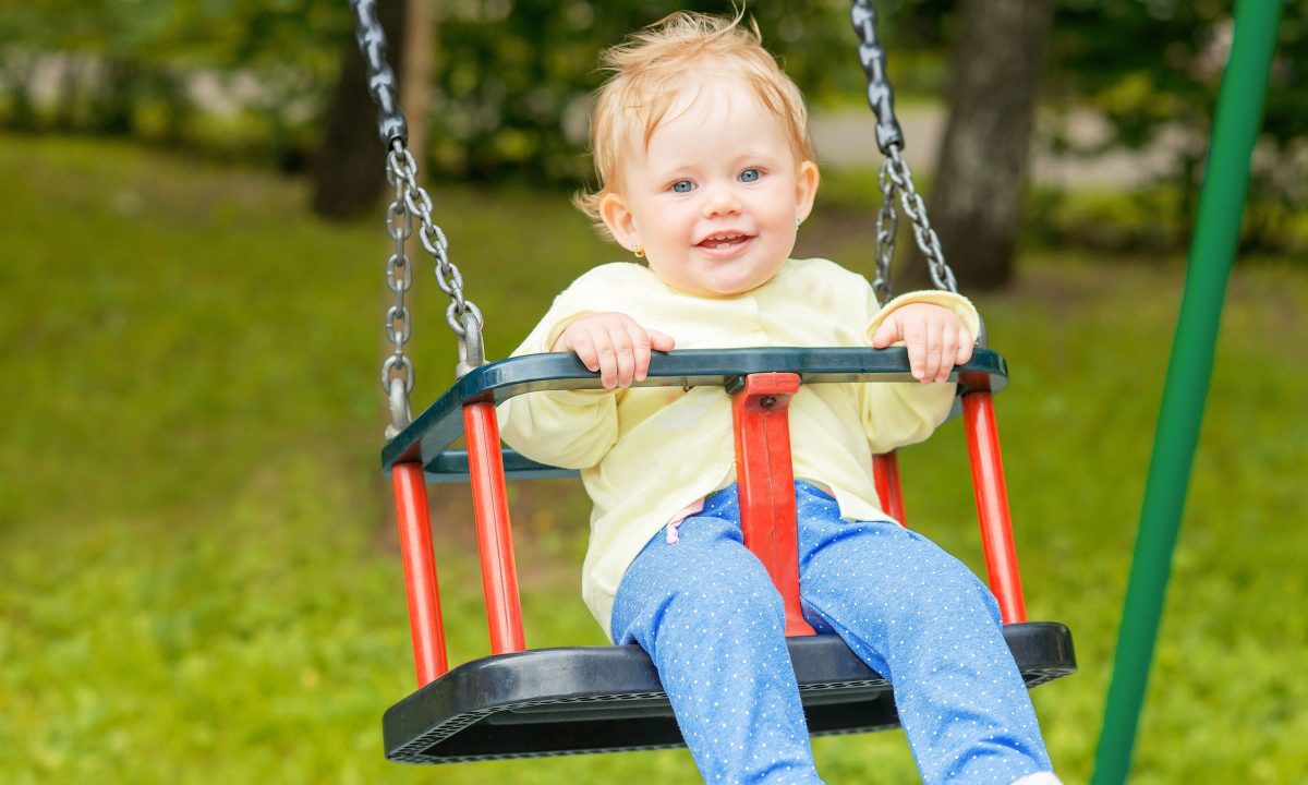 Παιδική χαρά: Από ποια ηλικία μπορούν οι γονείς να πηγαίνουν το μωρό στις κούνιες;