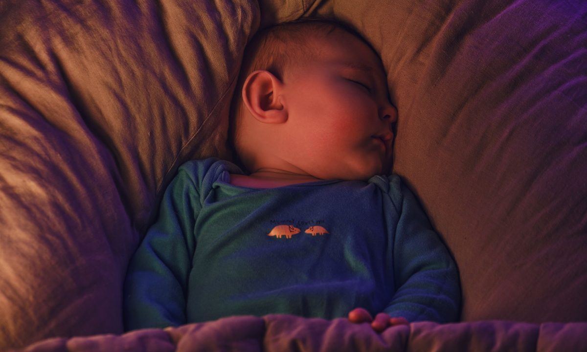 Να βάζω το μωρό να κοιμάται στο σκοτάδι ή με φωτάκι νυκτός;