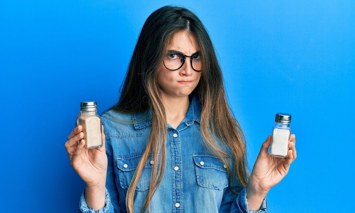 Αλάτι: Πότε βλάπτει και πότε είναι απαραίτητο — Τι ισχύει για το βάρος και την κατακράτηση υγρών