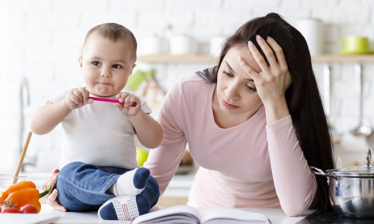 Αν νιώθεις κολλημένη στο «mom mode» και σου λείπει αυτή που ήσουν πριν, διάβασε αυτό