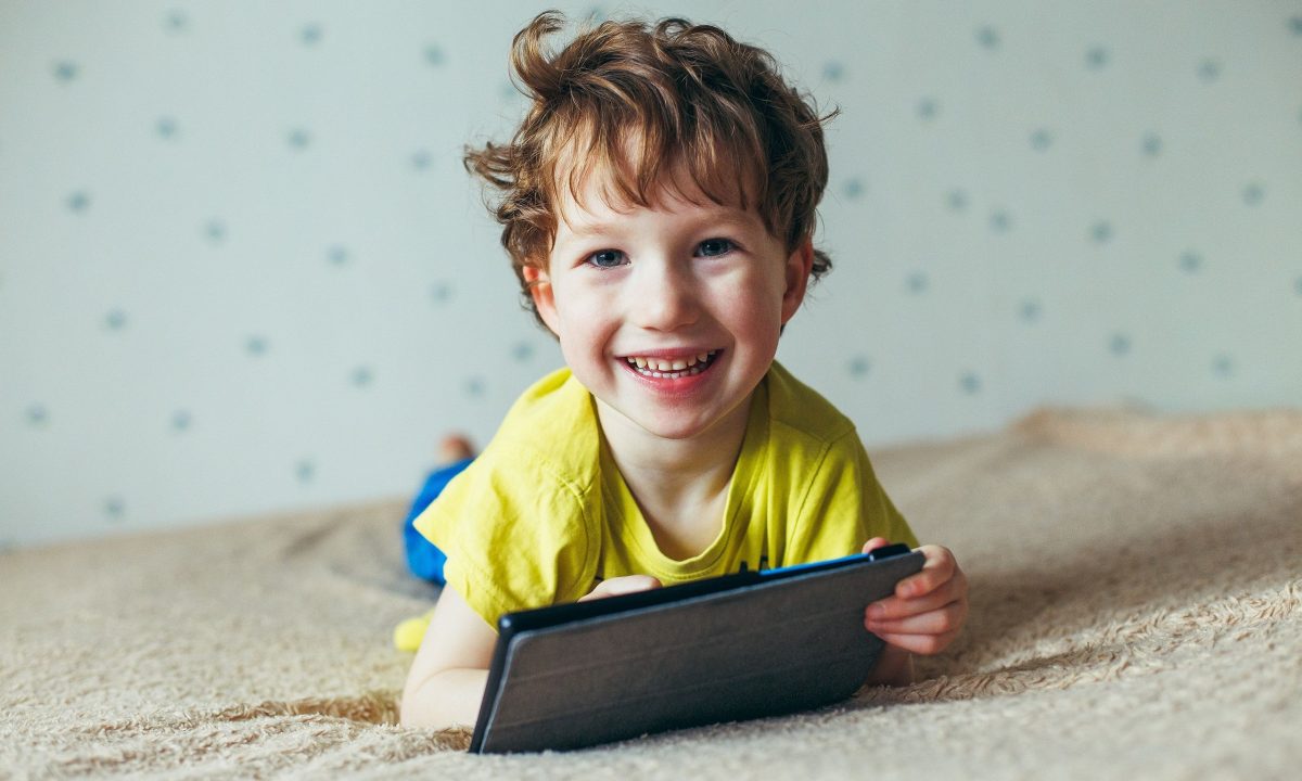 Ο υπερβολικός χρόνος μπροστά σε οθόνες μπορεί να περιορίσει το λεξιλόγιο των νηπίων