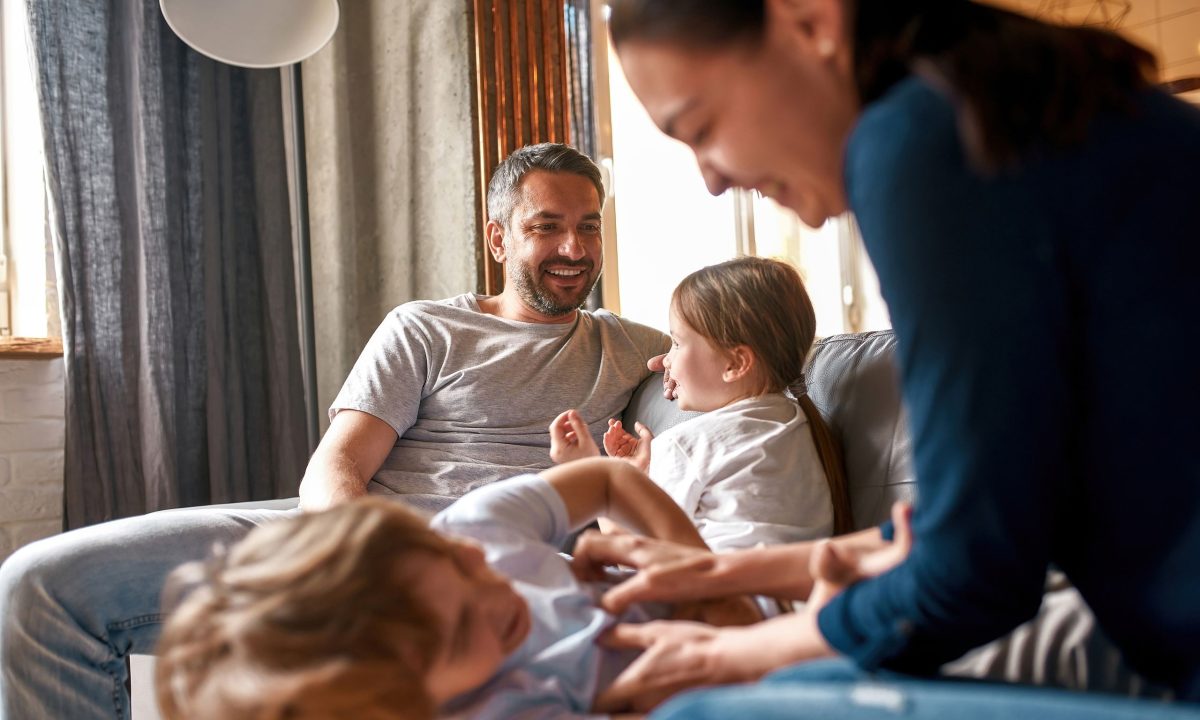 Πώς η γονεϊκότητα συνδέεται με καλύτερη εγκεφαλική υγεία αργότερα στη ζωή