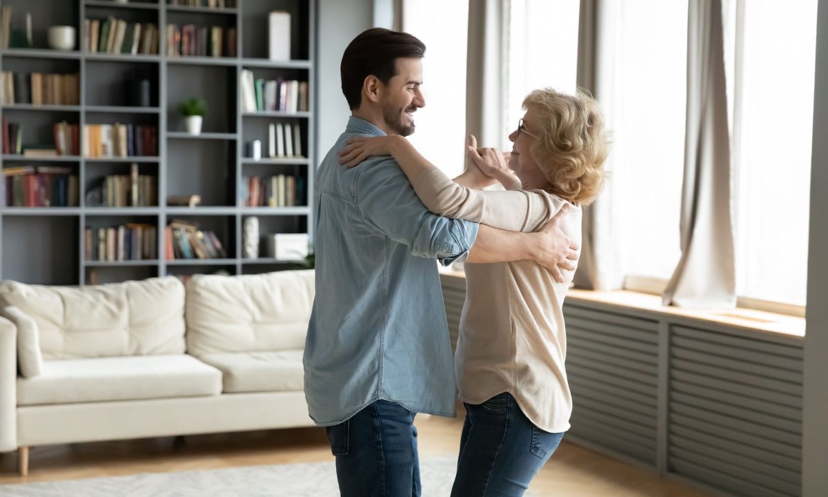 Η εφηβεία διαρκεί μέχρι τα 30 – Πώς λοιπόν πρέπει οι γονείς να φέρονται στα ενήλικα παιδιά τους;