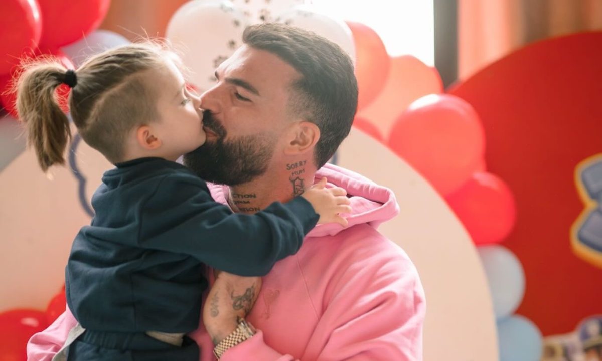 Πάρης Αλεξάνδρου: Το παιχνίδι που τον συντροφεύει παντού ακόμα και στον παιδικό σταθμό