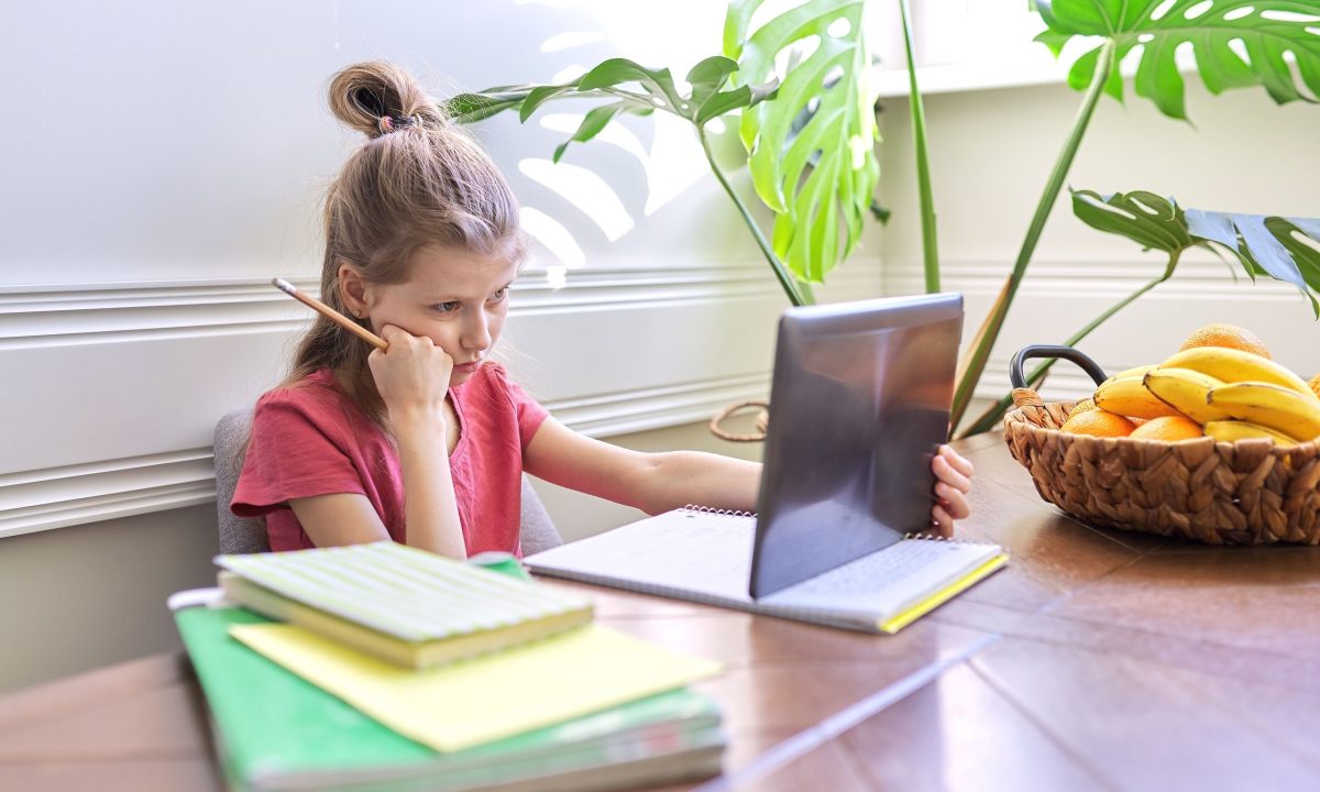 Η επίδραση της τεχνολογίας στη γλώσσα: Πώς αλλάζει τον τρόπο που μιλούν και γράφουν τα παιδιά