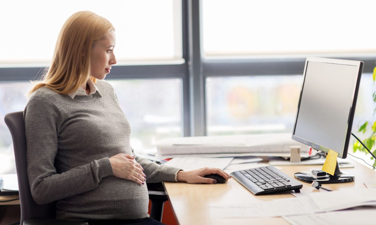 Εργασία και εγκυμοσύνη: Πώς να μειώσετε την κόπωση, τη ναυτία και το στρες